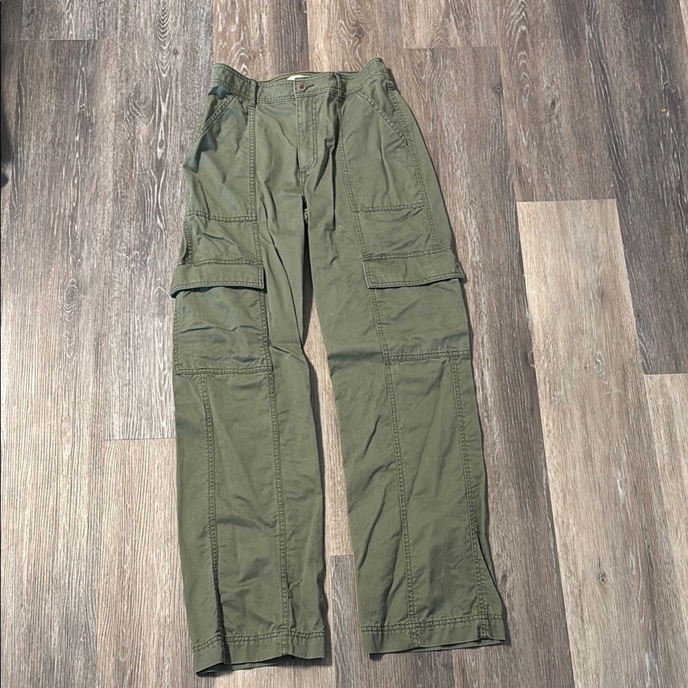 Abercrombie & Fitch Green Cargo Pants. Size 6